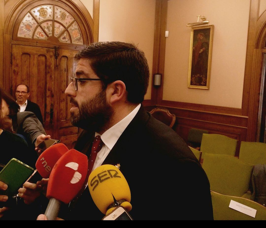 Jesús Manuel Sánchez Cabrera atiende a los medios de comunicación