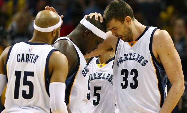 Marc Gasol, Zach Randolph y Vince Carter de Grizzlies celebran una canasta ante Pelicans hoy, miércoles 8 de abril de 2015, durante un juego de la NBA en el FedExForum de Memphis, Tennessee (EE.UU.)