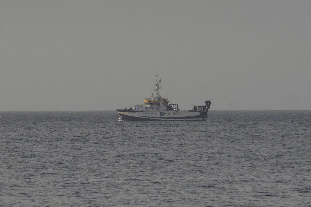 El buque oceanográfico &#039;Ángeles Alvariño&#039;, durante las labores de rastreo a escasos kilómetros de la costa de Santa Cruz de Tenerife