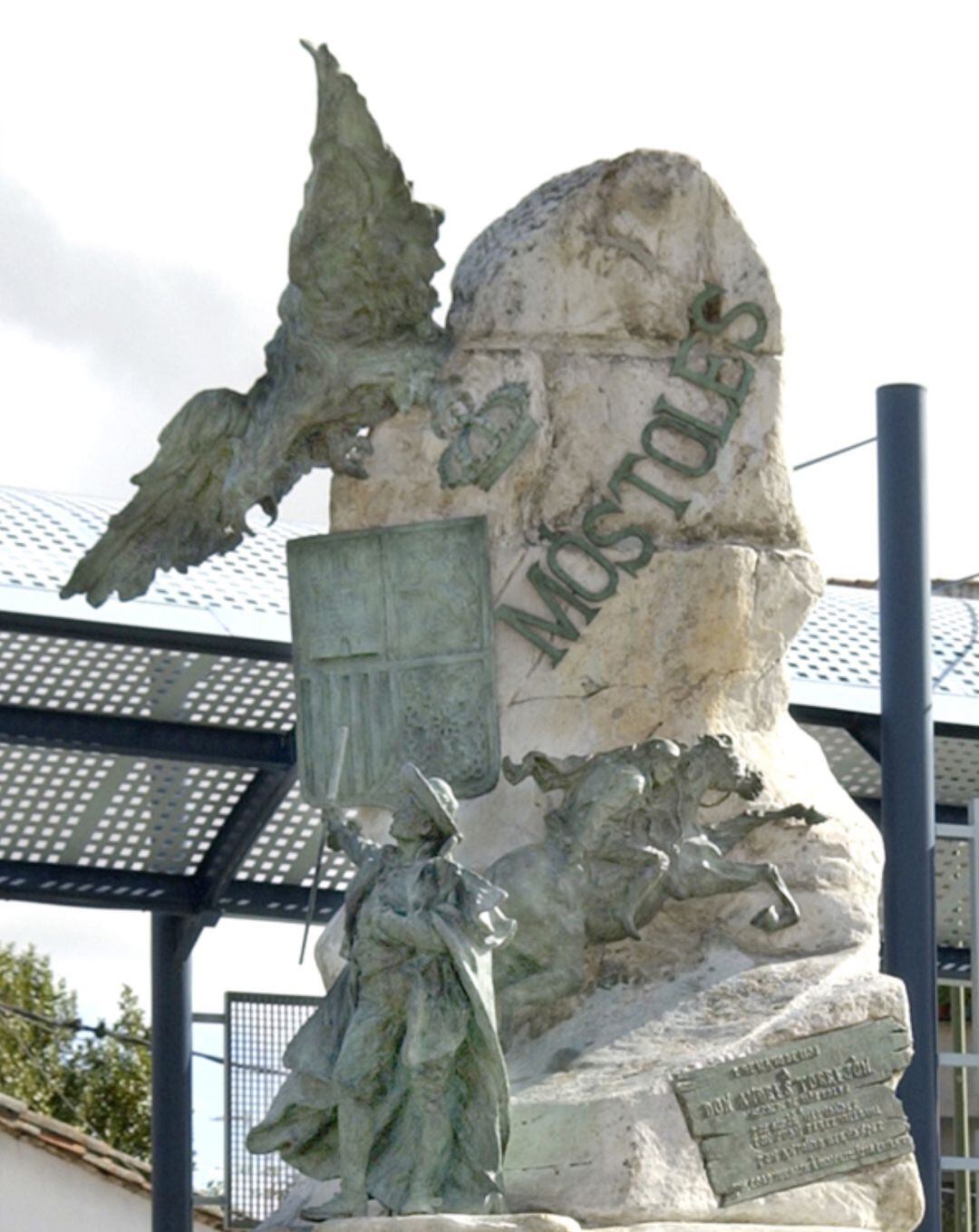 Monumento a Andrés Torrejón situado en la plaza del Pradillo de Móstoles