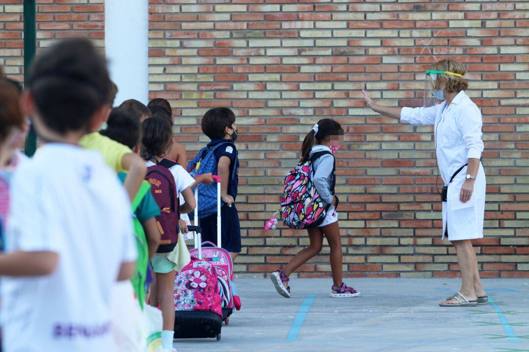 Llegada de niños a la escuela, con medidas preventivas contra la COVID-19