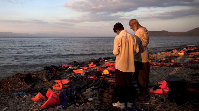 Dos refugiados sirios después del naufragio de este fin de semana en Lesbos.