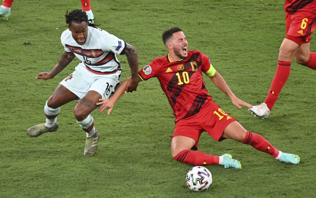 Hazard se duele de una entrada de Renato Sanches, en el Bélgica - Portugal