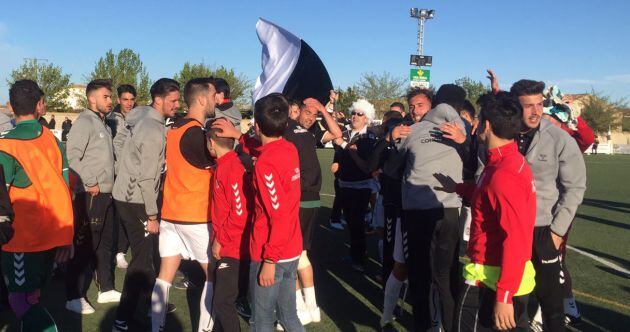 El equipo celebra el campeonato al finalizar el encuentro en Casas Ibáñez.