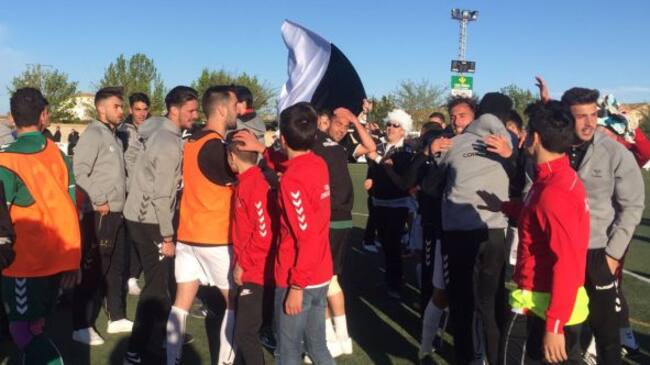 El equipo celebra el campeonato al finalizar el encuentro en Casas Ibáñez.