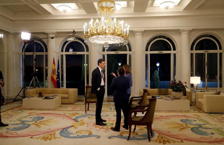 El presidente del Gobierno, Pedro Sánchez, charla con los presentadores Ana Blanco y Sergio Martín.