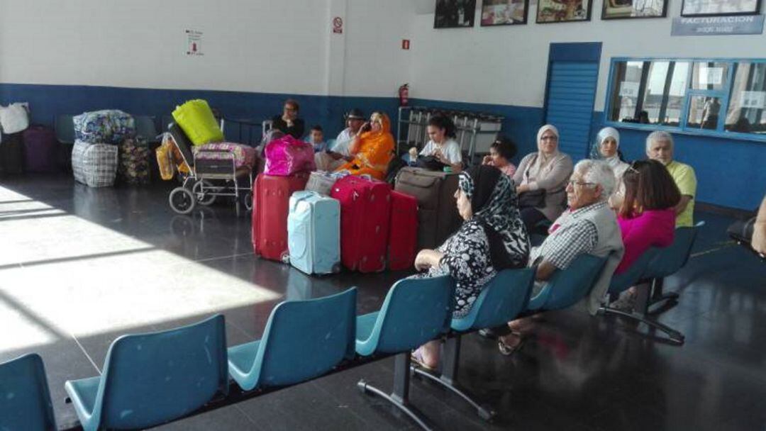 Pasajeros esperando para embarcar en el ferry a Orán, en una imagen de archivo