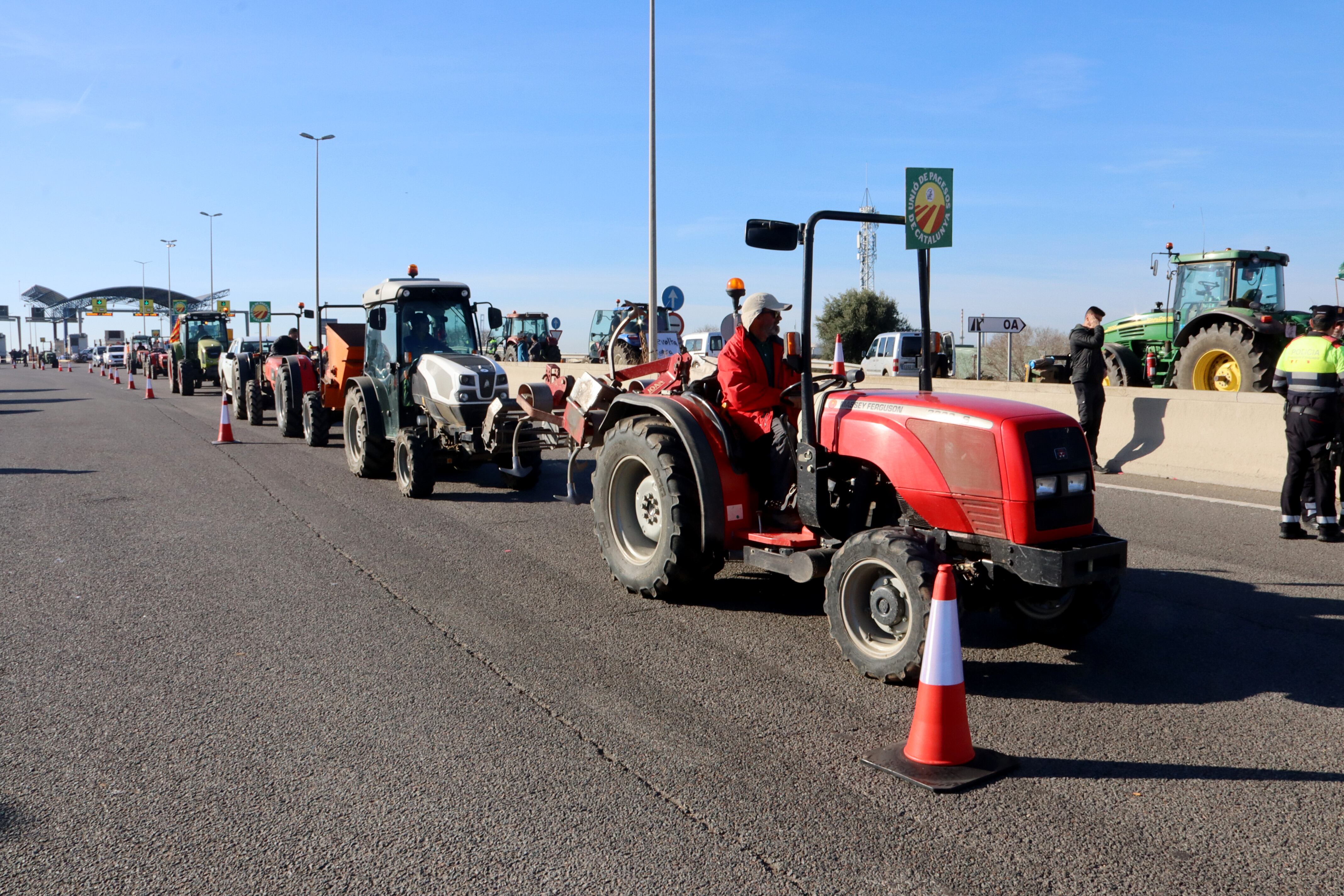 Tractors marxant i aixecant el tall