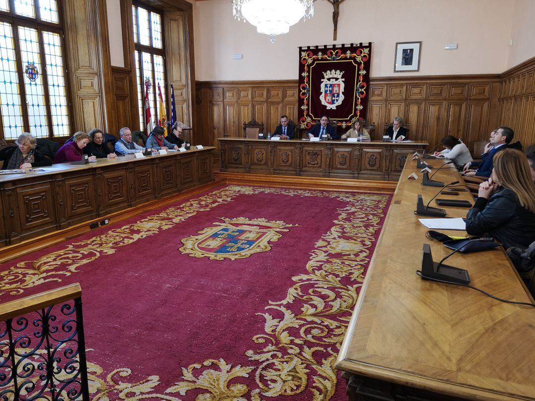 Reunión de la Mesa de Turismo en el Salón de Plenos del Ayuntamiento de Palencia