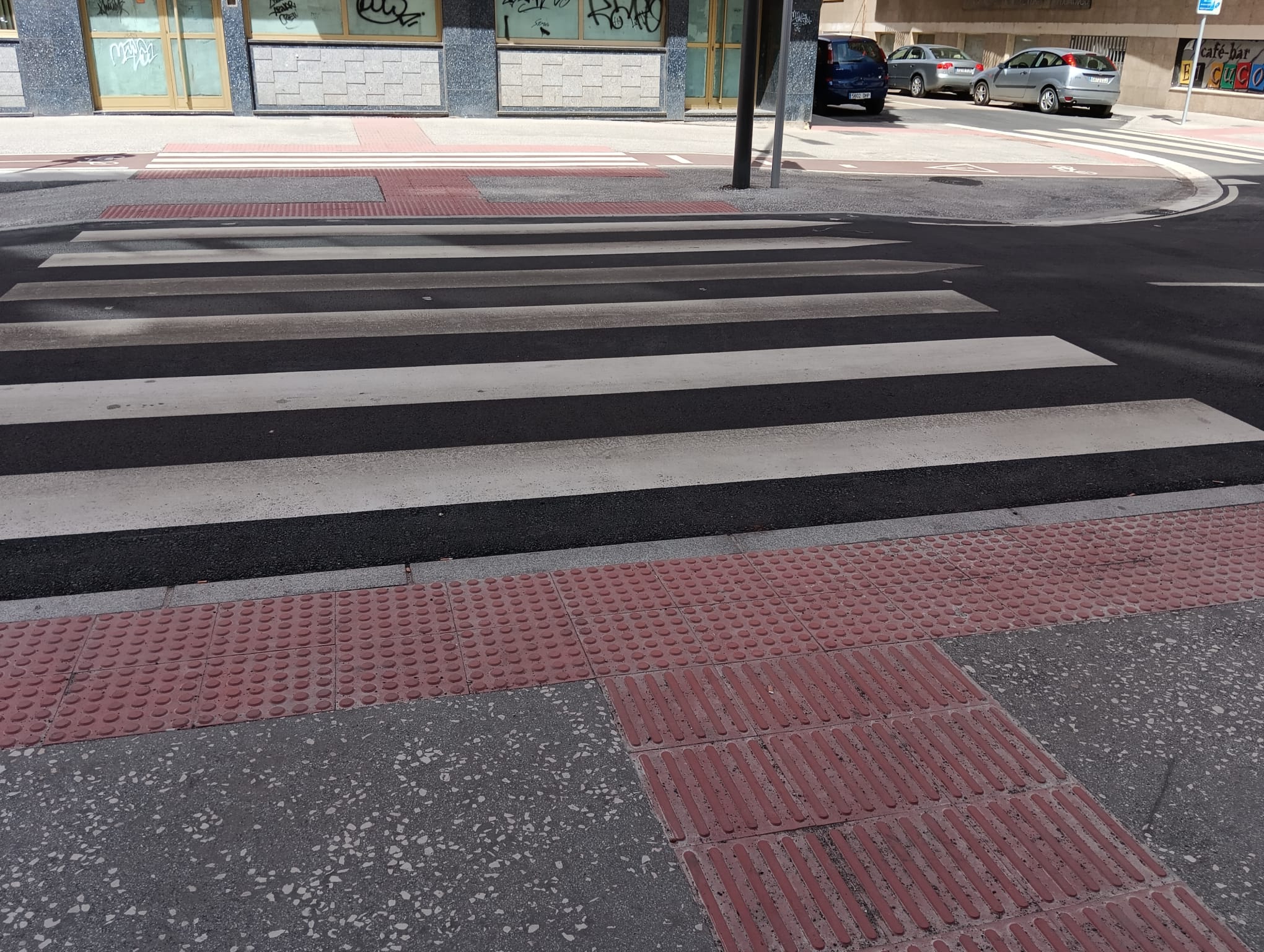 Pavimentos táctiles en uno de los pasos de cebra de la Avenida de Castilla