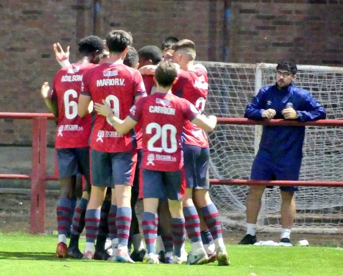 Los jugadores celebran un gol en el Adolfo Suárez