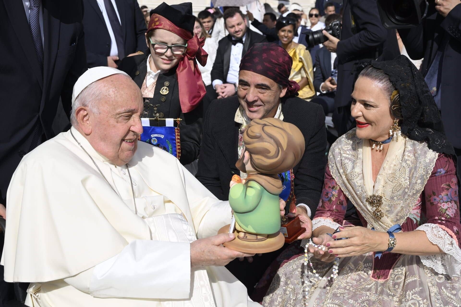 Una falla de València entrega un ninot de San José al Papa Francisco