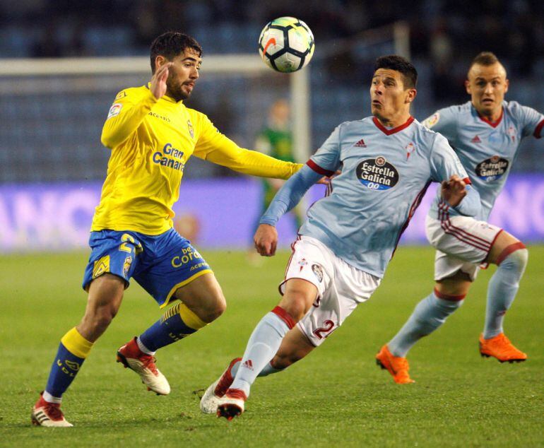 El defensa del Celta, Facundo Roncaglia, disputa el balón ante el delantero de la UD Las Palmas, Pedro Tanausú &quot;Tana&quot;.
