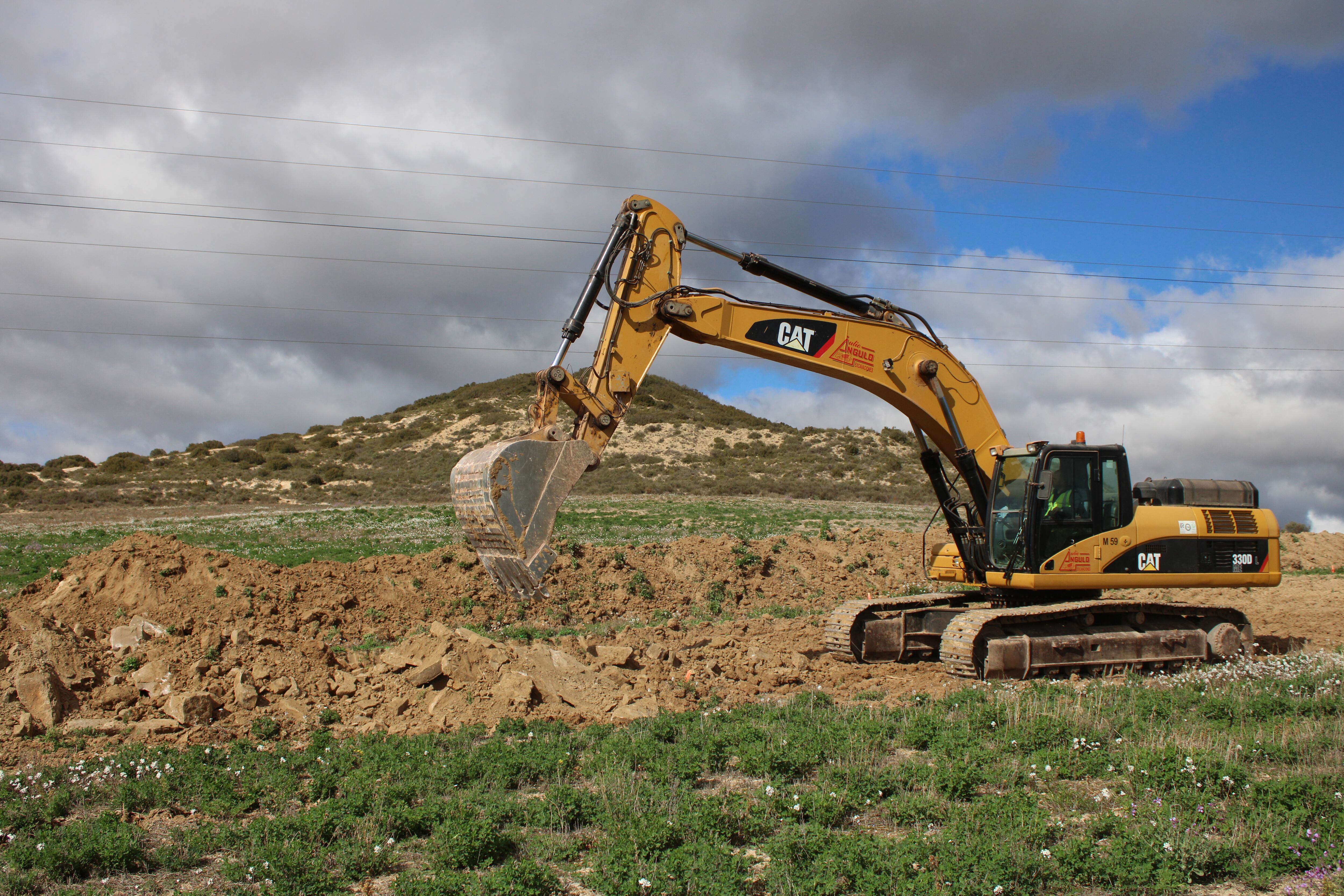 Máquinas y operarios en los 55.000 metros cuadrados de esta primera fase.