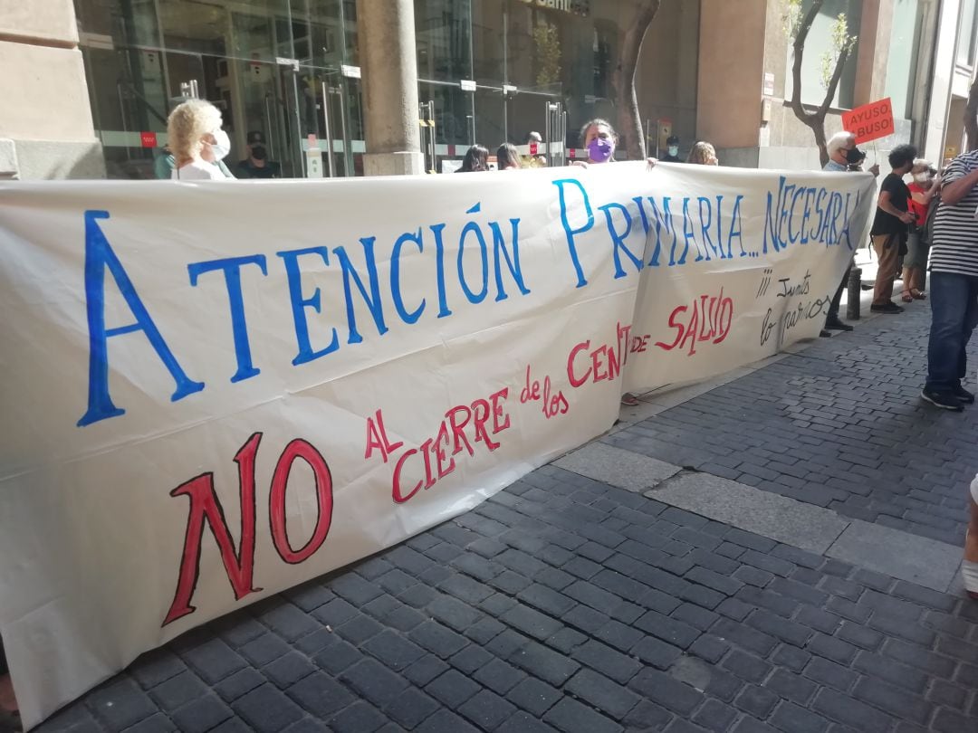 Sanitarios y usuarios en una concentración frente a la Consejería de Sanidad contra el cierre de centros de salud en verano. 