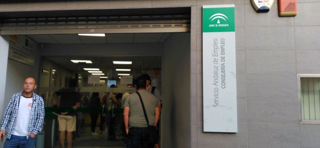 Varios jienenses esperan ser atendidos en una oficina del Servicio Andaluz de Empleo.