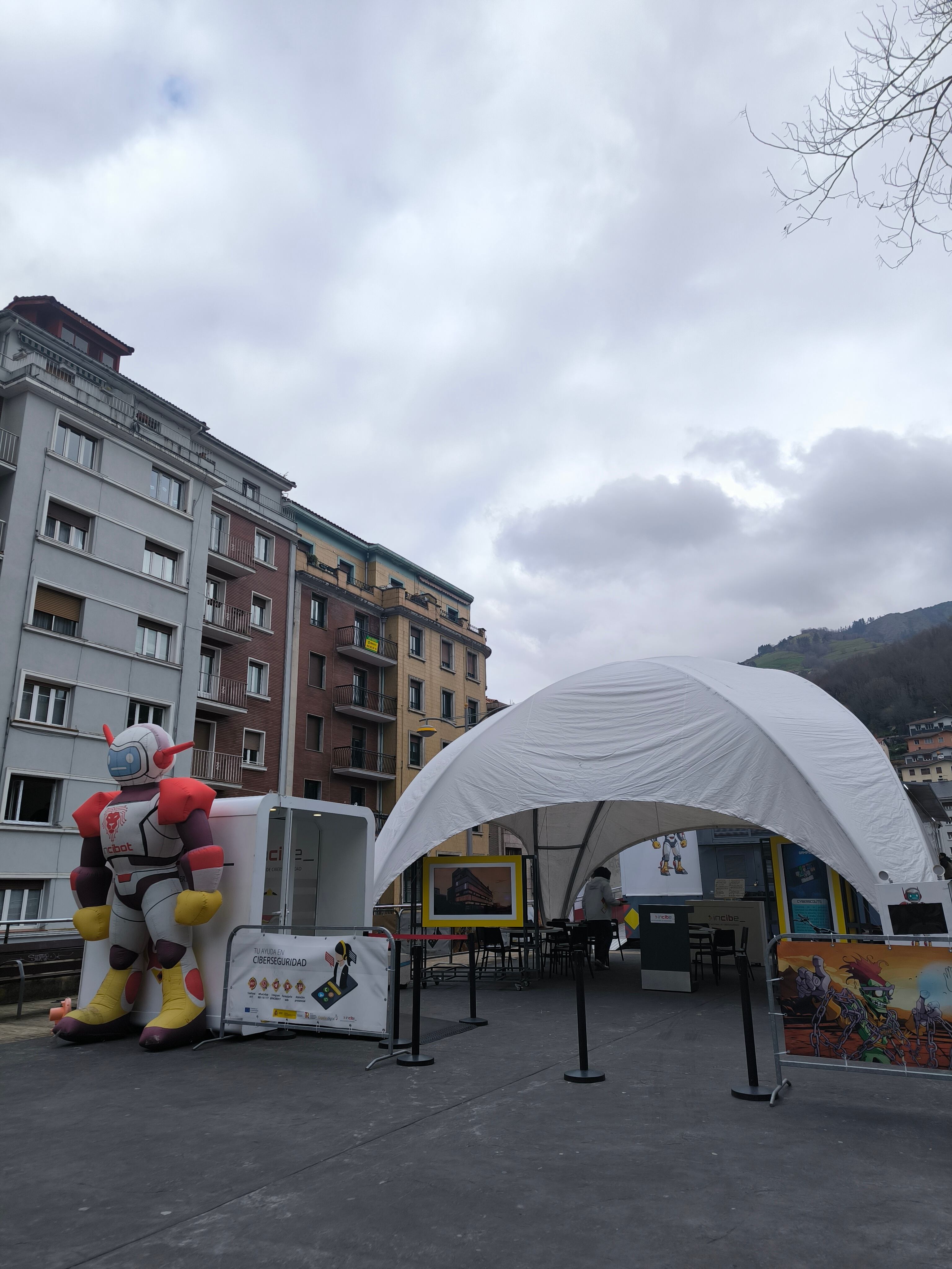 El camión desplegable de INCIBE con la zona exterior desplegada y lista para ser utilizada