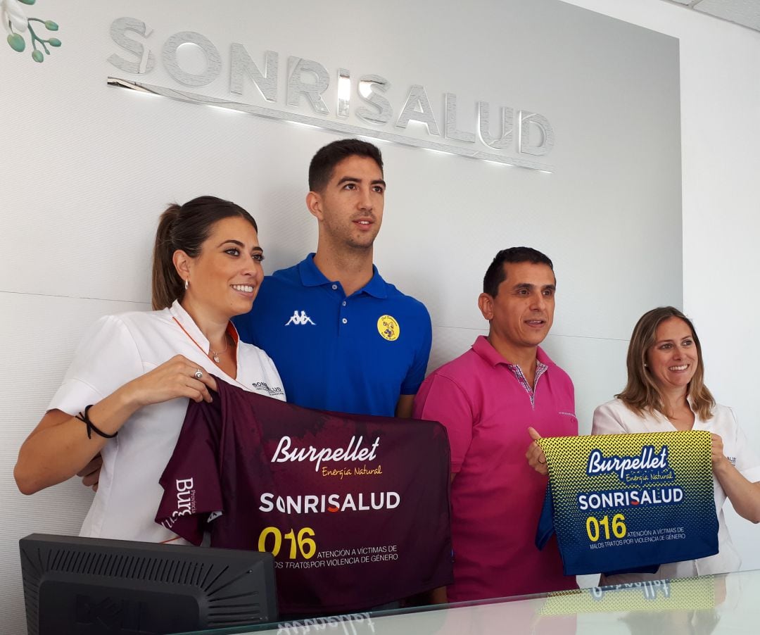 Juan de Dios Linares (i) durante su presentación en las instalaciones de Sonrisalud.