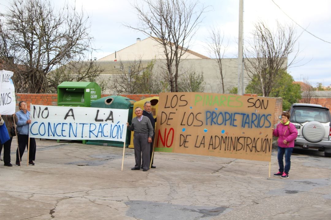 Vecinos de Gomezserracín se manifiestan contra la concentración parcelaria de pinares