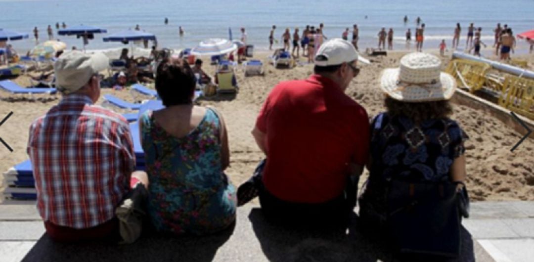 Imagen de archivo de turistas del Imserso en una playa