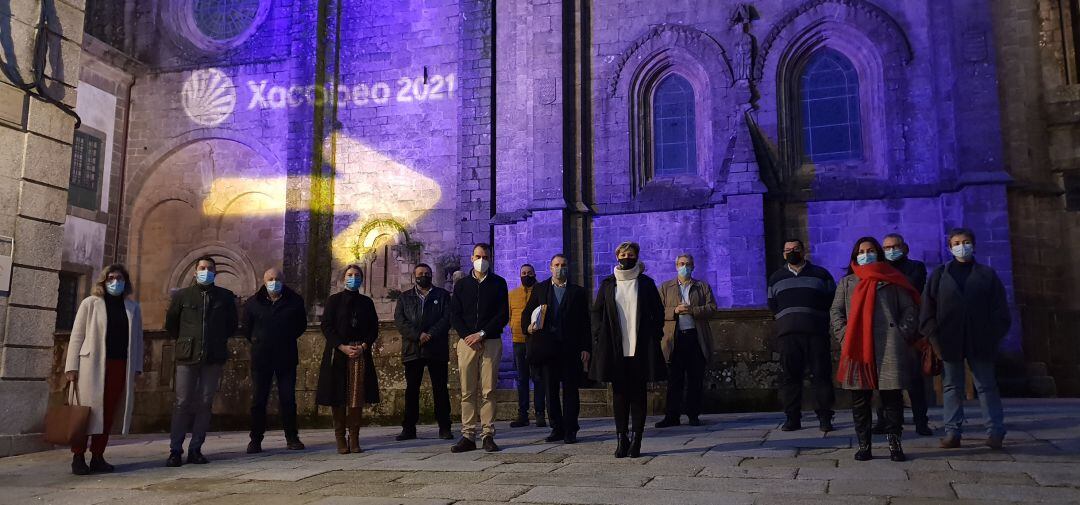 Enrique Cabaleiro, alcalde de Tui, y Luisa Piñeiro, exdelegada territorial de la Xunta en Pontevedra (ambos en el centro de la imagen), en un acto promocional del año Xacobeo 2021. 