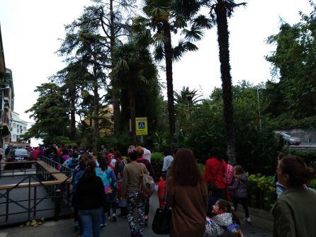 El paseo del Santo Cristo se llenó de niños acompañados de sus padres hacia el colegio