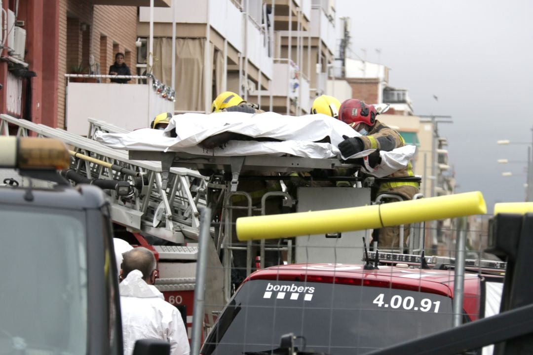 Els Bombers retiren el cos de la quarta víctima mortal de l'incendi de la nau de Badalona