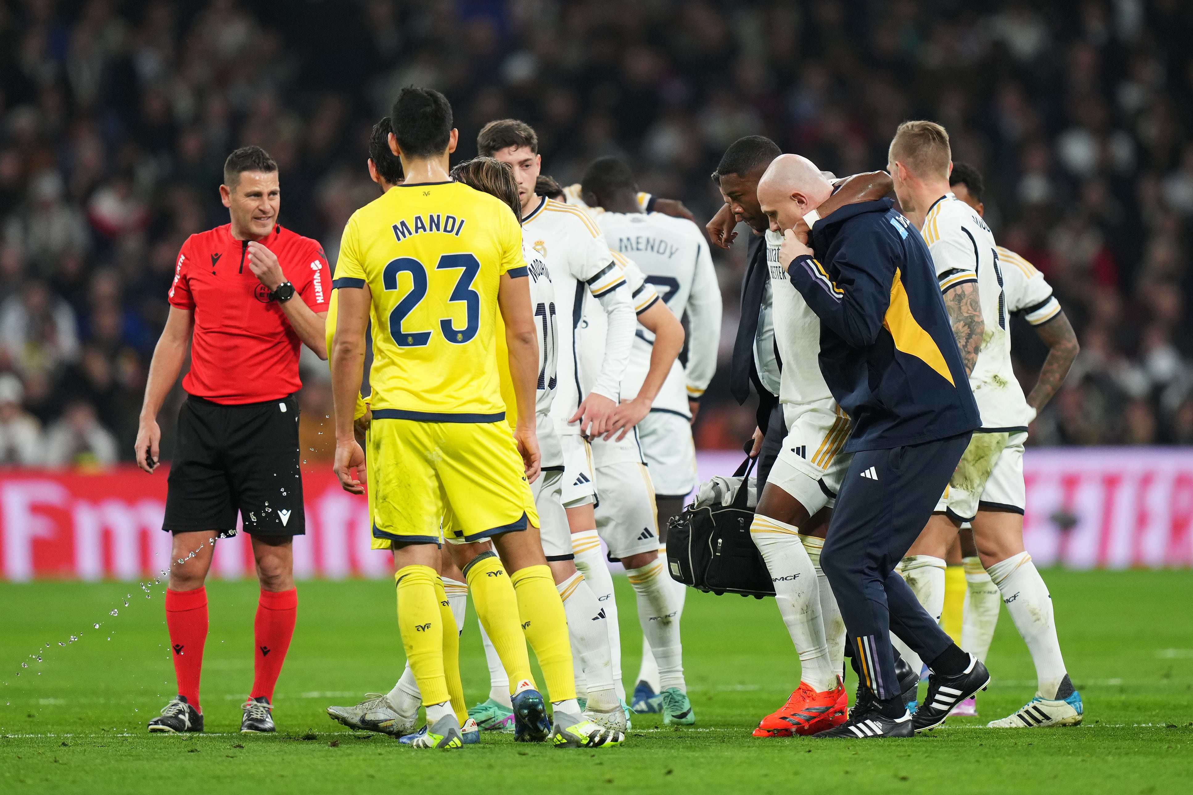 David Alaba se duele en el césped del Santiago Bernabéu después de una jugada con mala fortuna sobre su rodilla izquierda. (Photo by Angel Martinez/Getty Images)