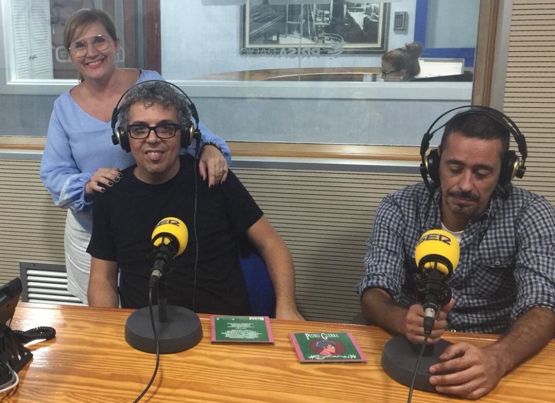 Pedro Guerra, con Punchi Méndez en Hoy por Hoy Tajaraste y Alberto Palenzuela, responsable de musicales de Prisa Radio en Canarias