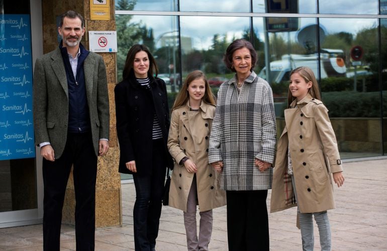 Los reyes Felipe y Letizia acompañados por la reina Sofía, la princesa Leonor y la infanta Sofía a su llegada hoy a la Clínica Universitaria La Moraleja para visitar al rey don Juan Carlos