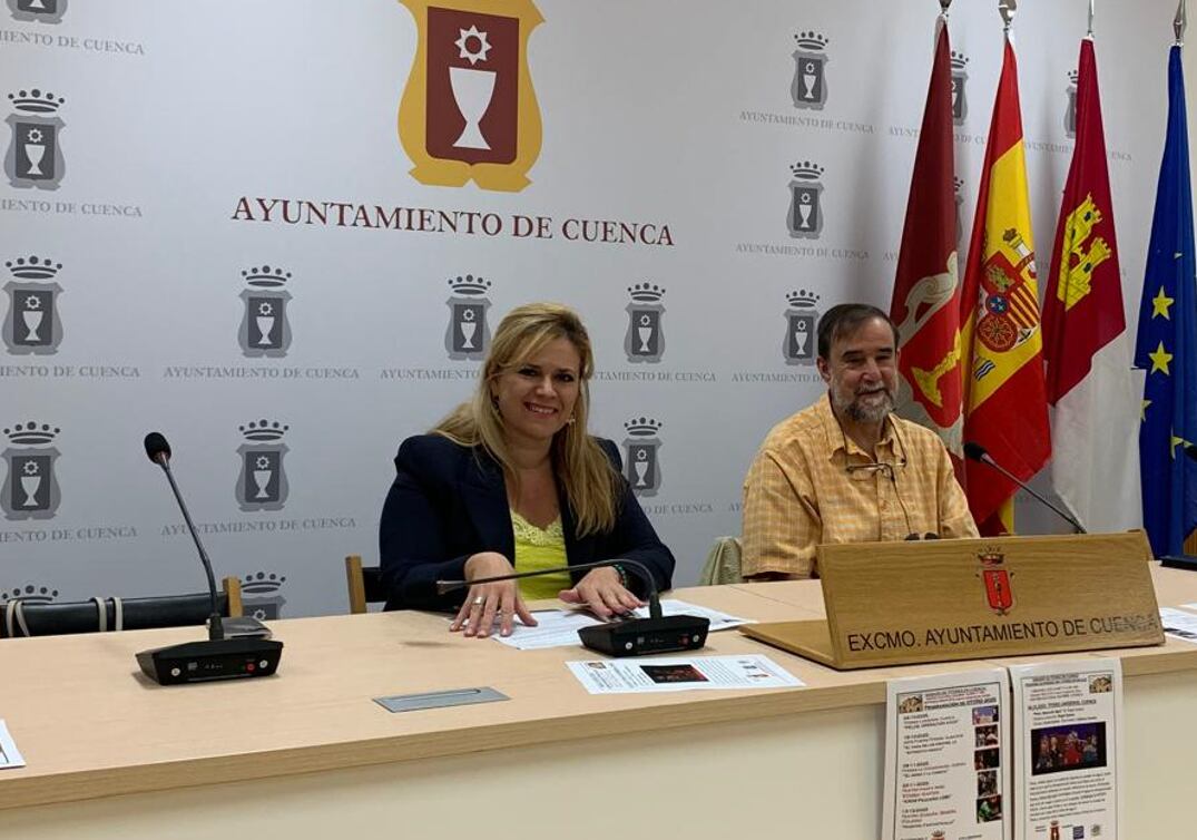 La concejala de Cultura de Cuenca, María Ángeles Martínez, junto a Ángel Suárez, director de &#039;Sábado de títeres&#039; durante la presentación del ciclo.