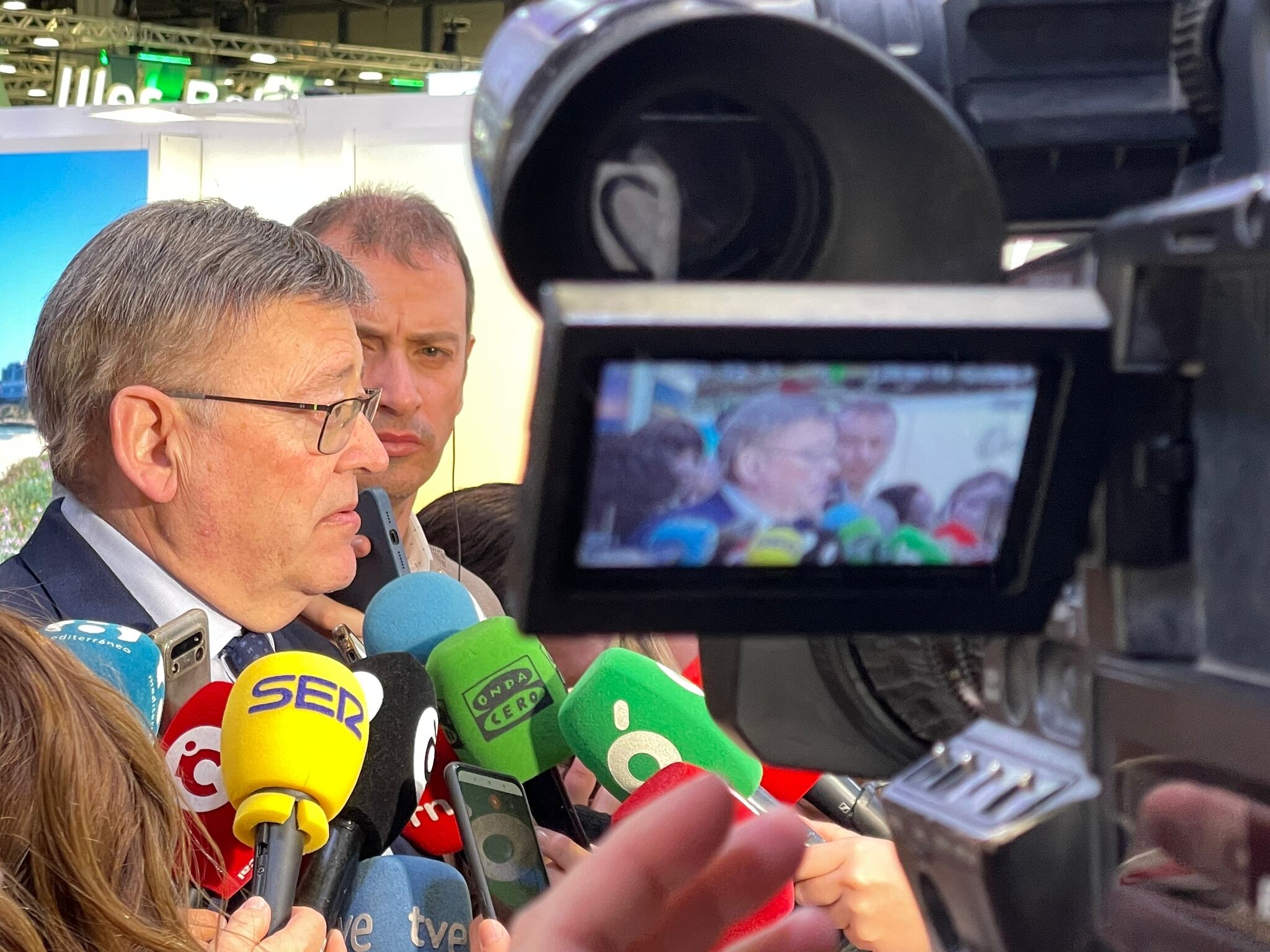 El president de la Generalitat, Ximo Puig, atiende a la prensa en Fitur