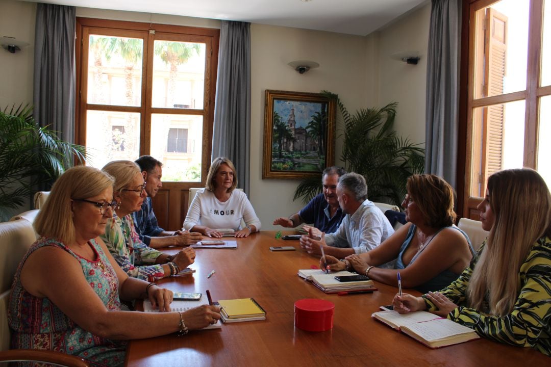 La alcaldesa de Motril, Luisa García Chamorro, preside la reunión de su equipo de gobierno