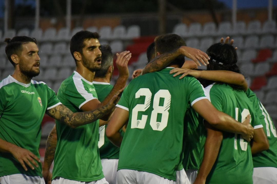 Plantilla del Córdoba CF celebrando uno de los goles. 