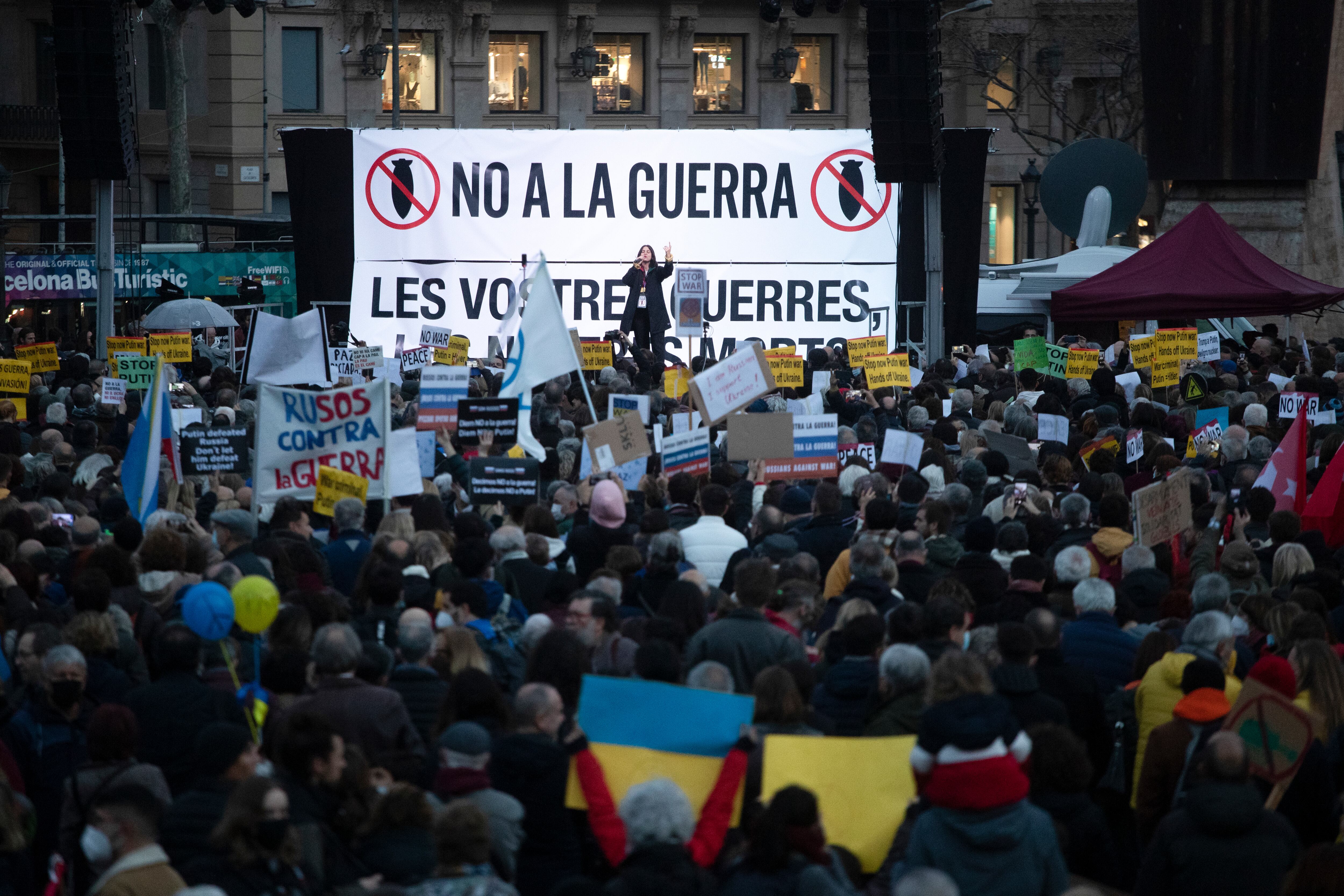 Más de un centenar de entidades, plataformas, partidos y sindicatos participan este miércoles en la concentración de rechazo a la guerra de Ucrania convocada en Barcelona