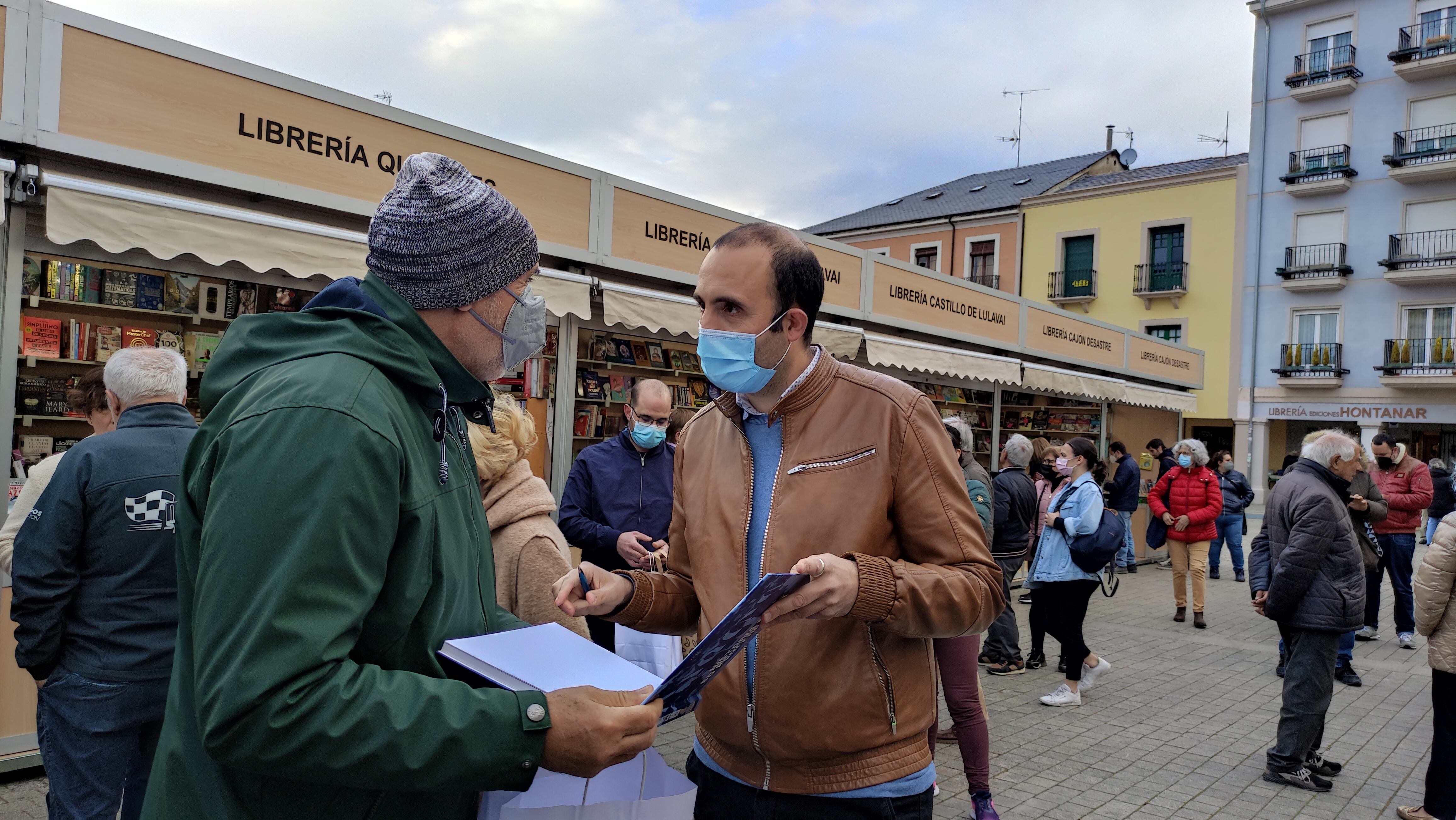 El autor, Javier Santiago firma ejemplares en la Feria del Libro