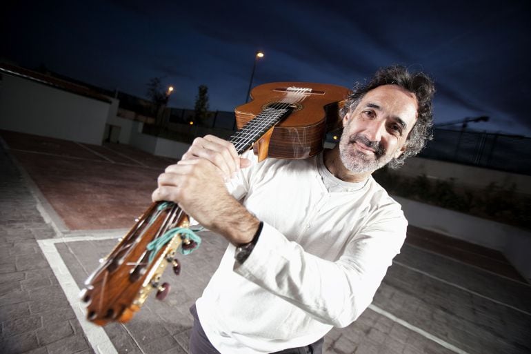 Rafa Sánchez, con su inseparable guitarra.