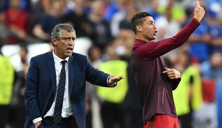 Fernando Santos y Cristiano Ronaldo, en la final de la Eurocopa.