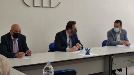 El represante ruso ( centro) junto al presidente del FELE-Bierzo, Javier Morán (dcha.)