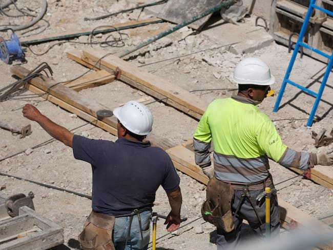 Imagen de archivo de dos obreros trabajando en una obra