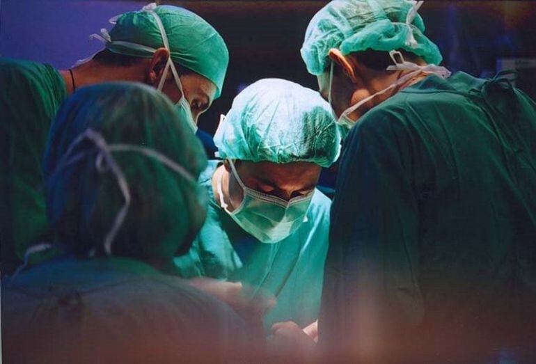 Cirugians treballant en una operació