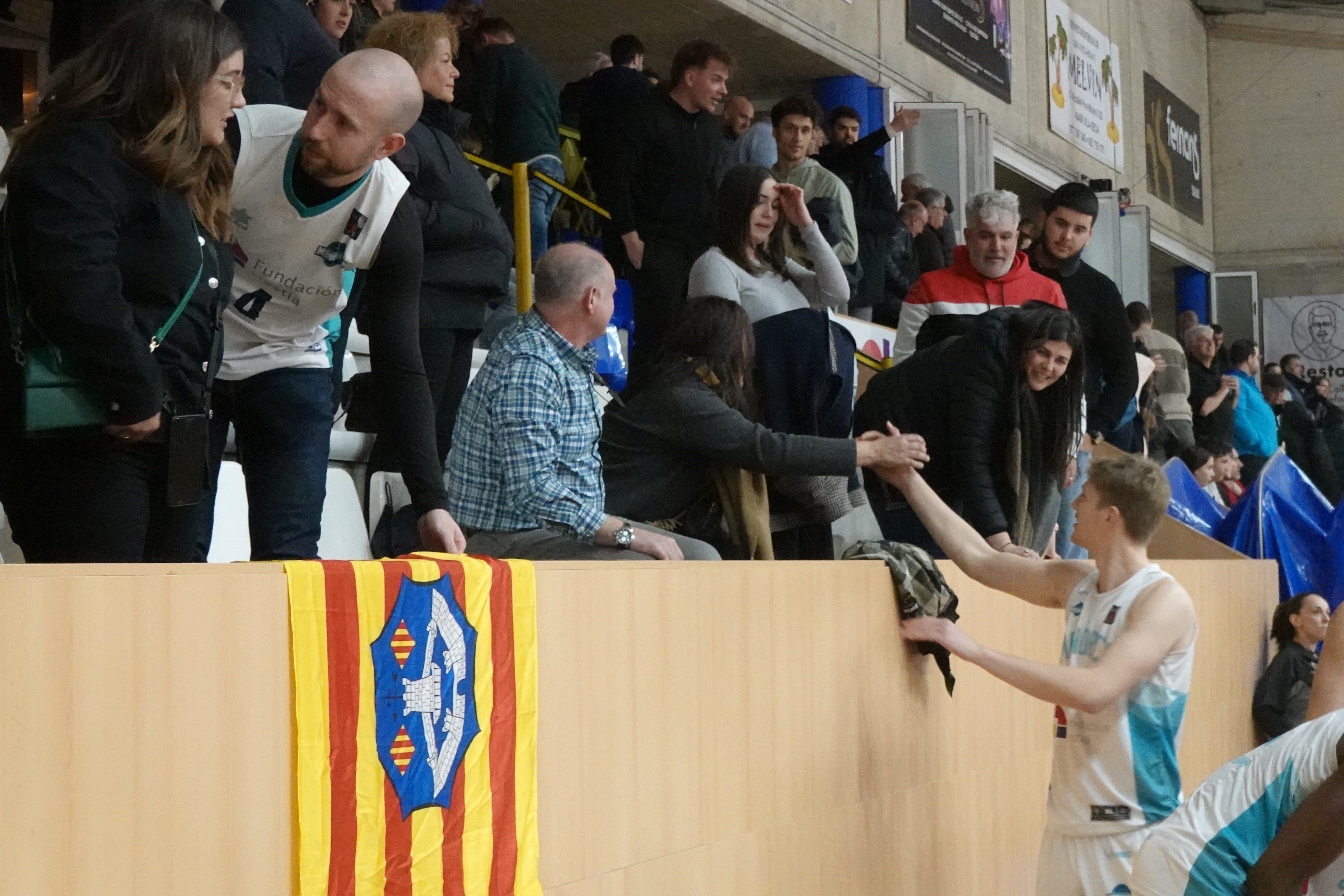 Els jugadors van anar a saludar als seguidor menorquinistes desplaçats a Salou per agraïr-los el suport rebut a tots els desplaçaments per terres catalanes.