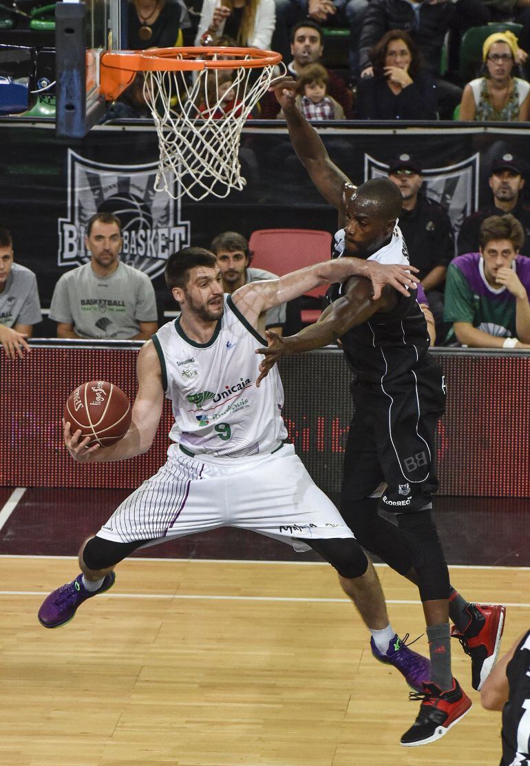 GRA241. BILBAO, 01/11/2015.- El base serbio del Unicaja Stefan Markovic (i) lucha el balón con el pívot guayanés Shawn James, del Dominion Bilbao Basket, durante el partido de la cuarta jornada de Liga ACB que se disputa hoy en el Bilbao Arena. EFE/Miguel Toña