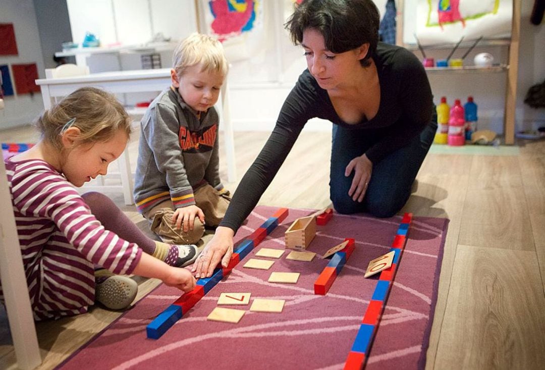 Niños jugando en casa.