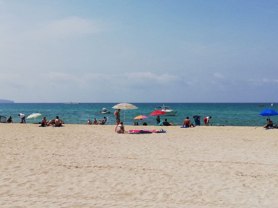 Bañistas en Playa de Palma, en una imagen de 2019.