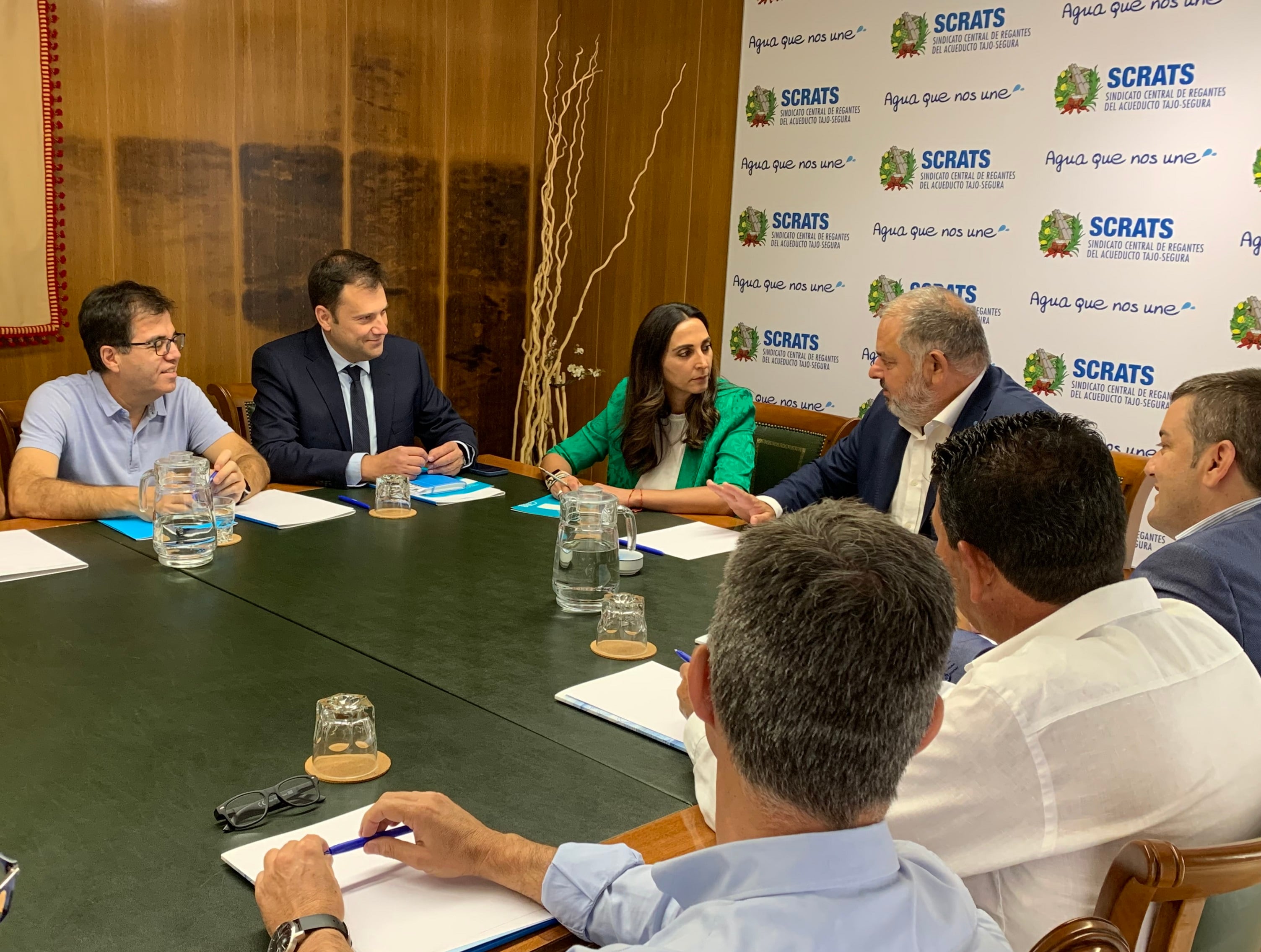 La consejera de Agua, Agricultura, Ganadería y Pesca, Sara Rubira, durante su encuentro de trabajo con el presidente del Sindicato Central de Regantes del Acueducto Tajo-Segura, Lucas Jiménez