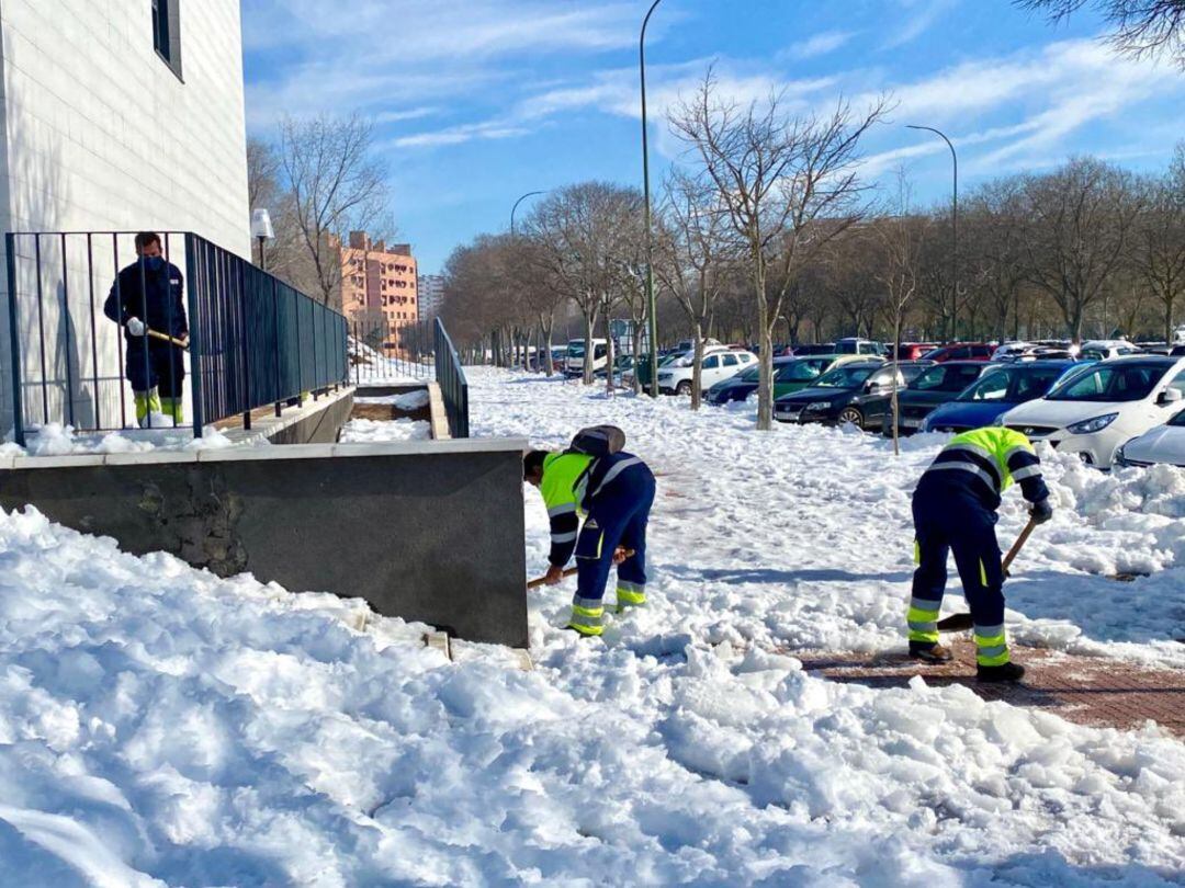 Operarios retirando nieve e hielo en las calles de Móstoles