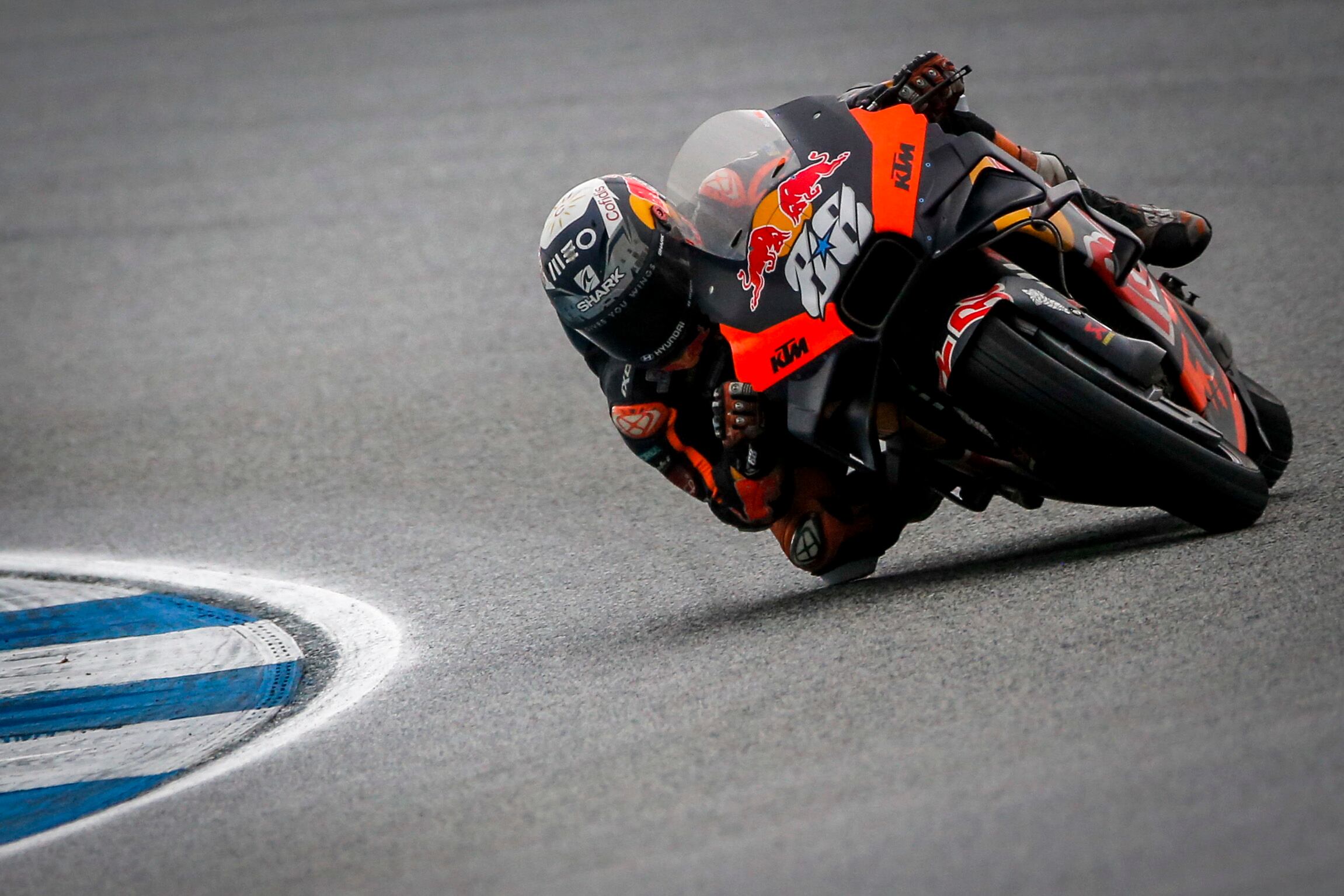 Buriram (Thailand), 02/10/2022.- E piloto portugués  Miguel Oliveira del equipo Red Bull KTM Factory Racing en acción durante el Gran Premio de Tailandia (Motociclismo,  Tailandia) EFE/EPA/DIEGO AZUBEL