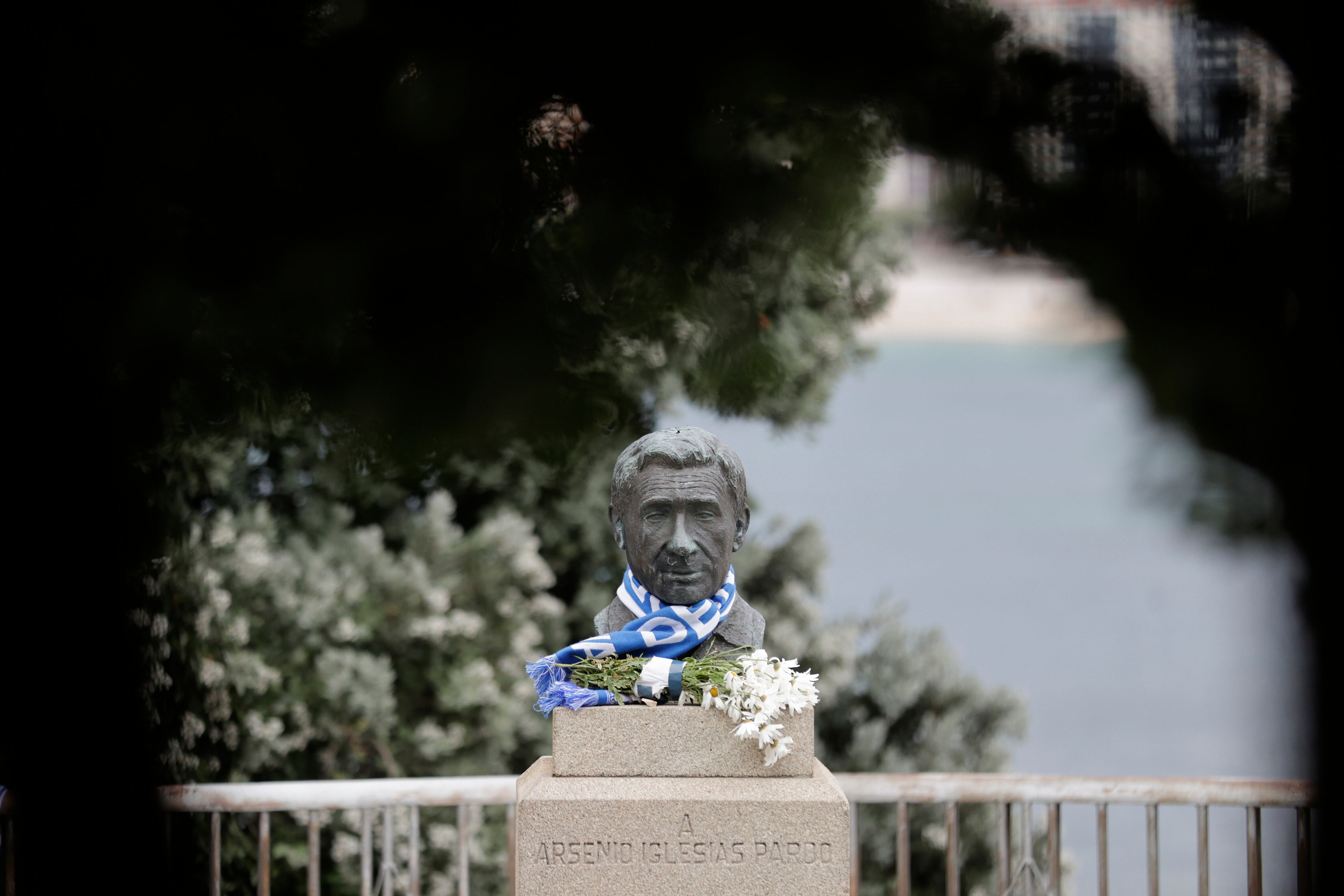 A CORUÑA, 05/05/2023.- Estatua de Arsenio Iglesias esta tarde en los aledaños del Estadio de Riazor. Numerosas personas se han acercado al busto del entrenador del llamado &quot;Superdepor&quot; que ha fallecido este viernes a los 92 años de edad. EFE/Cabalar
