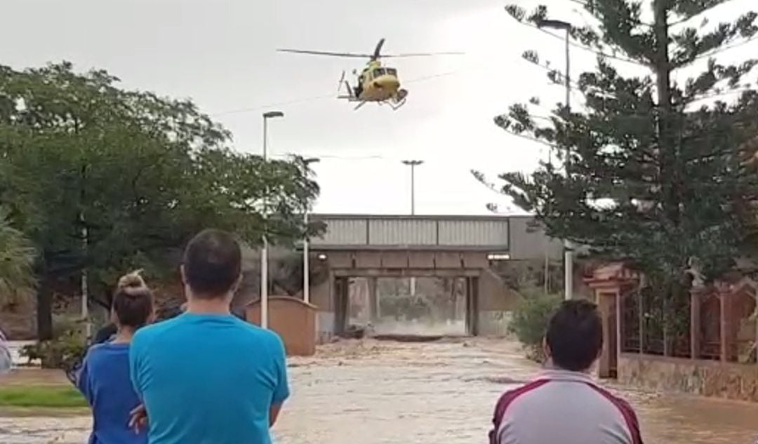 Instante del rescate en helicóptero